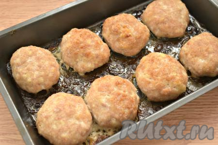 Отправляем форму с котлетами в разогретую до 190 градусов духовку. Запекаем котлеты из свинины 35-40 минут. Котлеты подрумянятся, станут нежными, сочными и пышными.