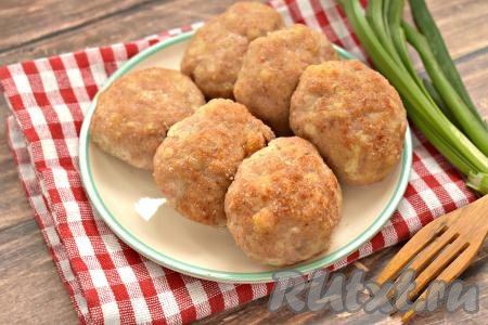 Готовые вкусные, аппетитные котлеты достаём из духовки и подаём к столу в горячем виде, дополнив любимым гарниром.