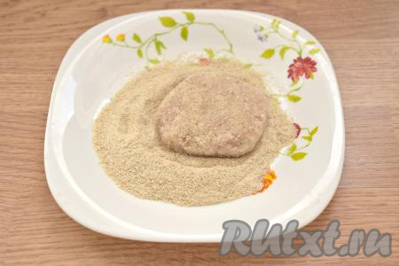 Формируем круглые (или овальные) котлеты. Обваливаем заготовки котлет в панировочной смеси со всех сторон. У меня получилось 8 котлет.