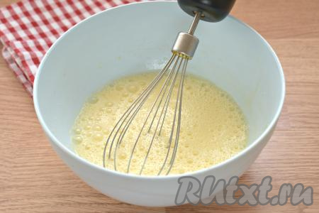 Взбиваем яйца со сгущёнкой и сахаром миксером до получения пышной, светлой массы. Сахар в процессе взбивания должен полностью раствориться. Я взбивала миксером в течение 4 минут.