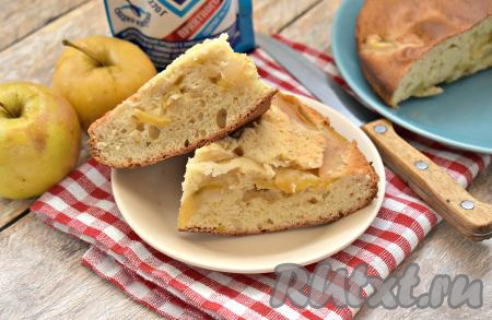 Шарлотку, приготовленную на сгущёнке с яблоками, вынимаем из духовки, а после того как она немного остынет, достаём из формы, перекладываем на тарелку, оставляем остывать. Затем нарезаем на кусочки и угощаемся вкуснейшим домашним пирогом.