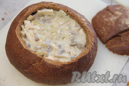 В получившуюся хлебную чашу выложить горячий жульен.