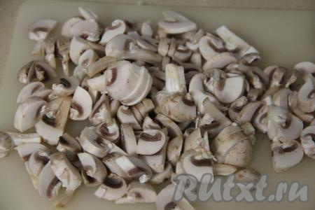 Шампиньоны нарезать на пластинки.