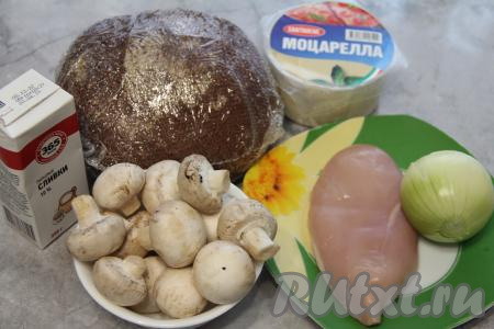 Подготовить продукты для приготовления жульена в хлебе в духовке. Лук почистить. Шампиньоны промыть водой, удаляя с грибов загрязнения. Куриное филе промыть водой и обсушить.