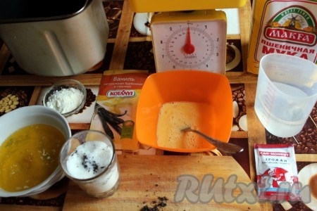 Муку просеять, маргарин размягчить, яйца разбить и перемешать, содержимое из стручка ванили растереть с сахаром.