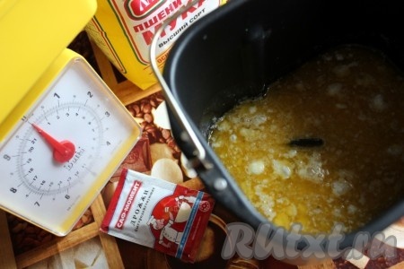 В контейнер хлебопечки влить воду, масло, яйца, добавить сухое молоко, сахар и ваниль.