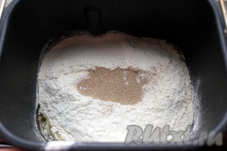 Затем высыпать просеянную муку и на самый верх дрожжи.