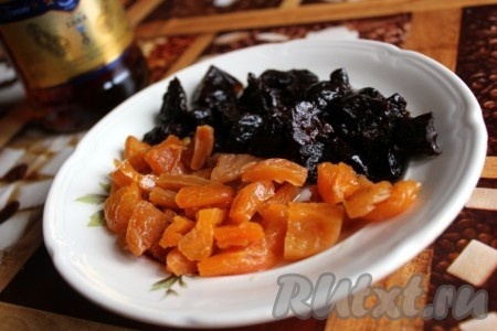 Курагу с черносливом порезать на четвертинки и сбрызнуть коньяком, ромом или бальзамом для усиления вкуса и аромата куличей.