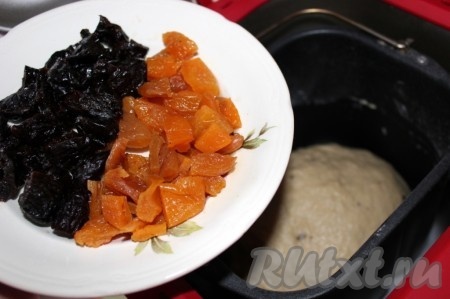 После звукового сигнала добавить курагу и чернослив.