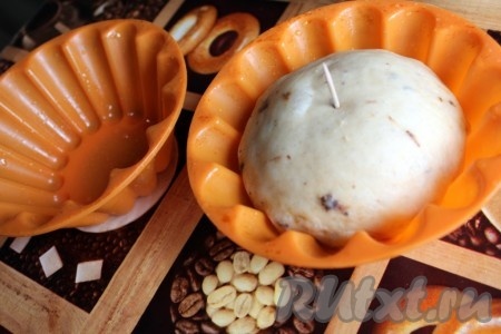 Тесто для куличей нужно разложить по смазанным формам или формочкам металлическим, силиконовым или бумажным и дать ещё минут 15-20 тесту расстояться уже в формах и ещё немного подняться.