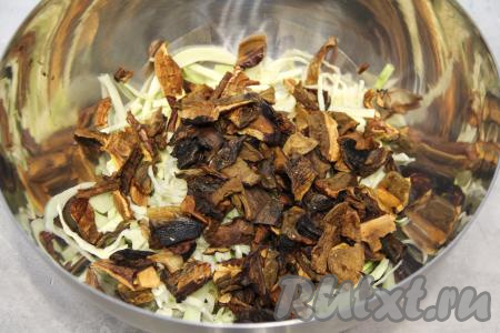 В глубокой миске соединить капусту и подготовленные грибы.