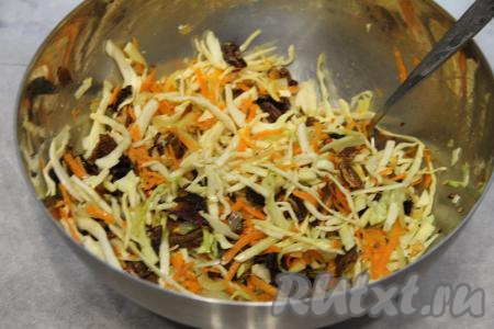 Перемешать капусту с овощами и грибами.