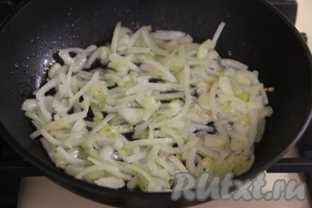 В сковороду влить масло, немного прогреть его и выложить лук, нарезанный полукольцами, обжарить его на среднем огне минут 5, время от времени перемешивая.