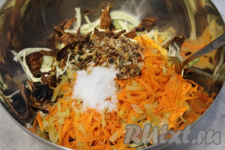 Посолить овощи с грибами, добавить специи по вкусу (я добавила 1 столовую ложку сушёных овощей).