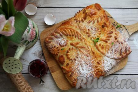 Этому пирогу нужно обязательно дать время остыть, чтобы начинка как следует застыла, тогда она не будет вытекать при разрезании. Остывшую выпечку перед подачей можно посыпать сахарной пудрой.