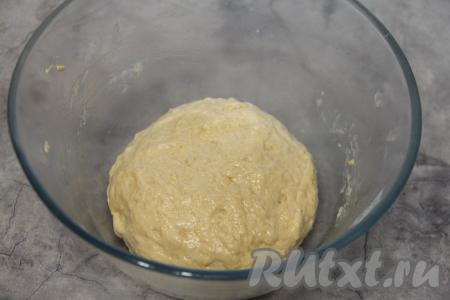 Хорошо вымесить тесто руками (вымешивать нужно не менее 5-7 минут). Тесто получается мягким и пластичным. Сформировать из теста колобок и оставить его в миске, накрыв полотенцем, на 1 час в тепле для подхода.