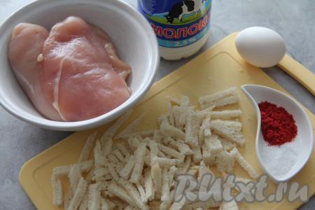 Чёрствый мякиш белого хлеба нарезать на тонкие брусочки.&nbsp;