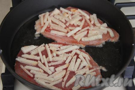 Шницель из курицы по-столичному выложить на сковороду с хорошо разогретым растительным маслом.