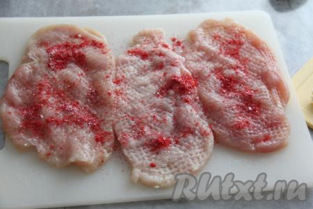 Посолить отбитые кусочки куриного мяса по вкусу, посыпать специями (я посыпала паприкой).