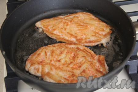Жарить шницели с двух сторон до золотистого цвета. Я жарила на среднем огне с каждой стороны по 7 минут.