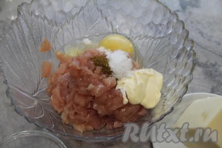 К рубленному куриному мясу добавить сырое яйцо, майонез, соль и специи, перемешать. 