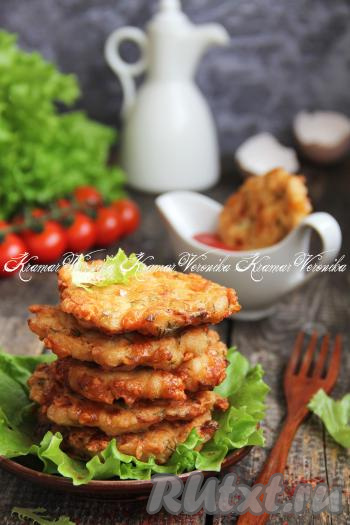 Аппетитные, вкусные, нежные растрёпки, приготовленные из куриной грудки с сыром, подать к столу в горячем виде, дополнив соусом и любимым гарниром.