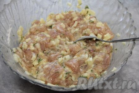 Курино-сырная масса для приготовления растрёпок должна получиться негустой. Если масса получилась густой, тогда добавьте ещё 1 яйцо.
