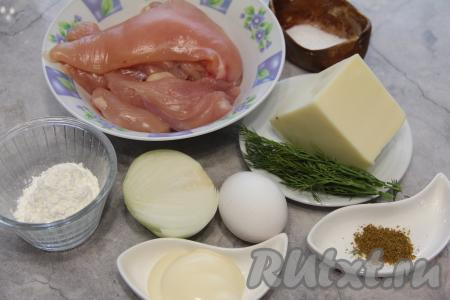 Подготовить продукты для приготовления растрёпок из куриной грудки с сыром. Куриное филе и укроп промыть и обсушить. Лук очистить.