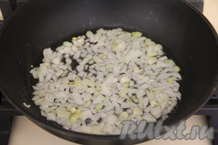 Пока варится каша, в сковороду влить масло, выложить мелко нарезанный лук, обжарить его до прозрачности на среднем огне (на это потребуется минуты 3-4), иногда помешивая.