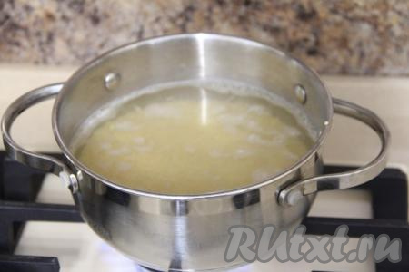 Пшено тщательно промыть проточной водой, дать стечь с крупы лишней воде. Затем переложить пшено в кастрюлю, влить 500 миллилитров воды комнатной температуры, поставить на огонь, после закипания варить пшённую кашу на среднем огне до полного испарения воды (примерно 20 минут). Пшено за это время сварится до готовности.