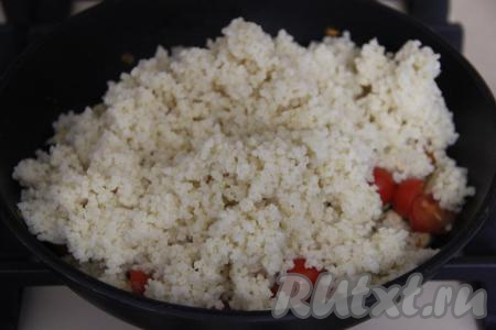 Затем переложить пшённую кашу в сковороду.