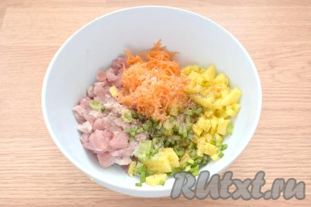 Для приготовления начинки очищаем картошку и морковку. Промываем перья зелёного лука. Мякоть свинины и картошку нарезаем на маленькие кубики, выкладываем в миску, добавляем морковь, натёртую на средней тёрке, и мелко нарезанный зелёный лук, по вкусу солим, сдабриваем специями (я использовала чёрный молотый перец и паприку), перемешиваем и начинка для курника готова.