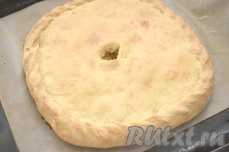 Отправляем курник со свининой и картошкой в разогретую до 180 градусов духовку. Выпекаем пирог 45-50 минут (ориентируйтесь на свойства своей духовки).