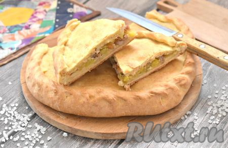 Готовый курник со свининой и картошкой достаём из духовки, даём немного остыть, накрыв полотенцем. Тёплый или полностью остывший пирог нарезаем на порции и угощаемся. Домашний курник получается очень вкусным и сытным, попробуйте!