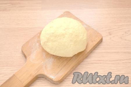 Замешиваем тесто, которое должно быть мягким и слегка прилипать к ладоням. Во время замеса теста возможно понадобится добавить ещё немного муки (я добавила примерно половину стакана). Тесто для курника помещаем в целлофановый пакет и убираем в холодильник на 40-50 минут.