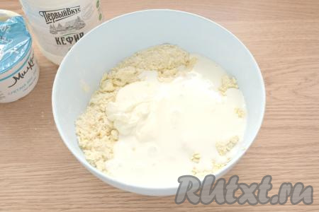 В эту мучную крошку добавляем сметану и кефир.