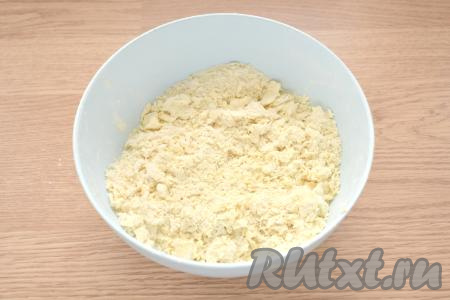 Перетираем в миске руками масло с мукой, получится мучная крошка, как на фото.