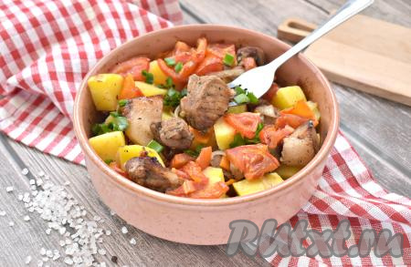 Кусочки свинины, запечённые с картошкой, достаём из духовки, по желанию, посыпаем нарезанной свежей зеленью (у меня - зелёный лук), раскладываем по тарелкам и подаём вкусное, аппетитное, сытное блюдо к столу.