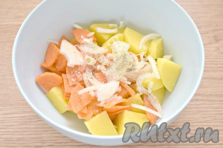 Очищаем морковку и лук. Морковь нарезаем на тонкие полукружочки (или четверть кружочки), лук - полукольцами. К нарезанной картошке добавляем морковку с луком, по вкусу солим и перчим.