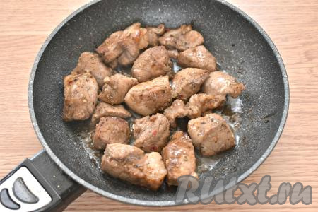 Спустя это время разогреваем на сковороде растительное масло. Выкладываем в горячее масло замаринованные кусочки свинины без маринада. На достаточно сильном огне жарим мясо примерно 6-8 минут (до приятной корочки на кусочках со всех сторон).