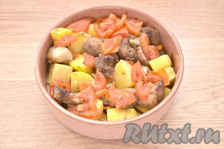 Запекаем свинину с овощами 40-45 минут под фольгой, а затем убираем фольгу и запекаем ещё 10-15 минут. Готовность картошки проверяем, проколов её ножом (картофель при прокалывании должен быть мягким).