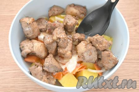 К картошке и овощам добавляем обжаренную свинину вместе с выделившимся жиром и маслом, перемешиваем.