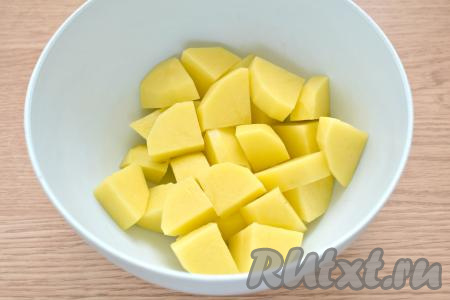 Очищаем картошку, нарезаем на средние кубики (картофель должен быть нарезан на кусочки примерно такого же размера, как нарезано мясо), выкладываем в объёмную миску.