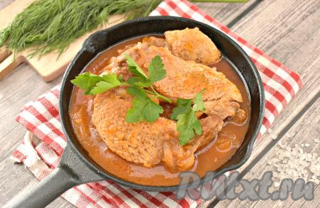 Тушёные отбивные из свинины получаются мягкими, сочными и вкусными, при подаче их можно украсить свежей зеленью.