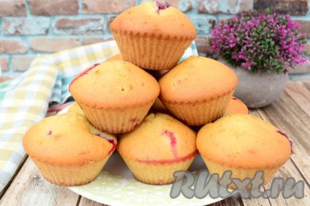 Готовые маффины остудить до тёплого состояния, достать из форм и можно угощаться. Остывшую выпечку я не посыпала сахарной пудрой, так как сладости в маффинах вполне достаточно. Но если вишня у вас изначально была очень кислой, тогда можно слегка присыпать выпечку сахарной пудрой.