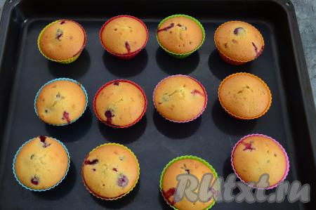 Поставить противень в хорошо разогретую духовку и выпекать маффины с замороженными ягодами минут 30-35 минут. Маффины неплохо поднимаются. Готовность можно определить сухой деревянной зубочисткой (если после прокалывания теста зубочистка по-прежнему будет сухой, значит выпечка уже готова).