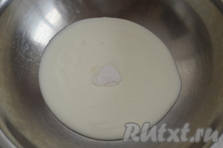 В глубокую миску влить кефир, добавить соду, хорошо перемешать и оставить на 3-5 минут.