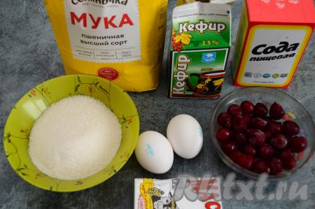 Подготовить продукты для приготовления маффинов. Замороженная вишня должна быть без косточек. Ягоды я не размораживала. Если у вас на вишне много льда, тогда слегка разморозьте ягодки и лишнюю воду слейте.