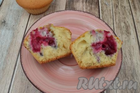 А вот так маффины, приготовленные с замороженной вишней, выглядят в разломе. Обязательно испеките для себя и своих близких в меру сладкие маффины с сочной вишнёвой начинкой и великолепным нежным мякишем!