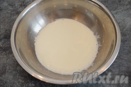 На поверхности кефирной смеси появятся пузырьки и масса увеличится в объёме - это означает, что сода погасилась в кефире.